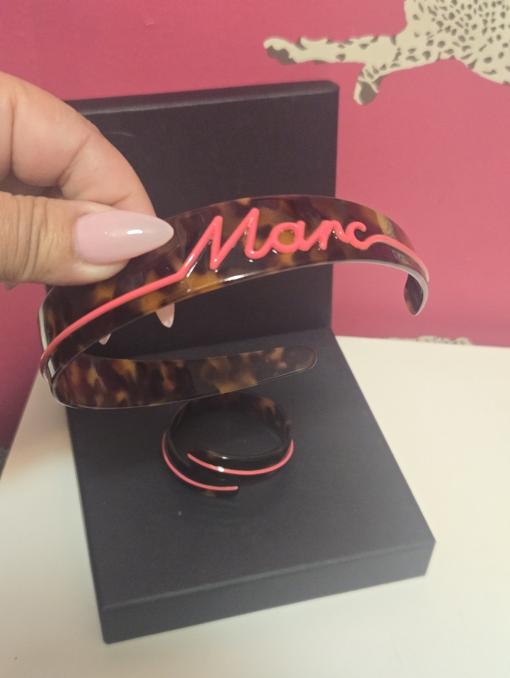 EUC Marc Jacobs Tortoiseshell Resin Logo Headband And Bracelet Set With Box - Picture 4 of 6